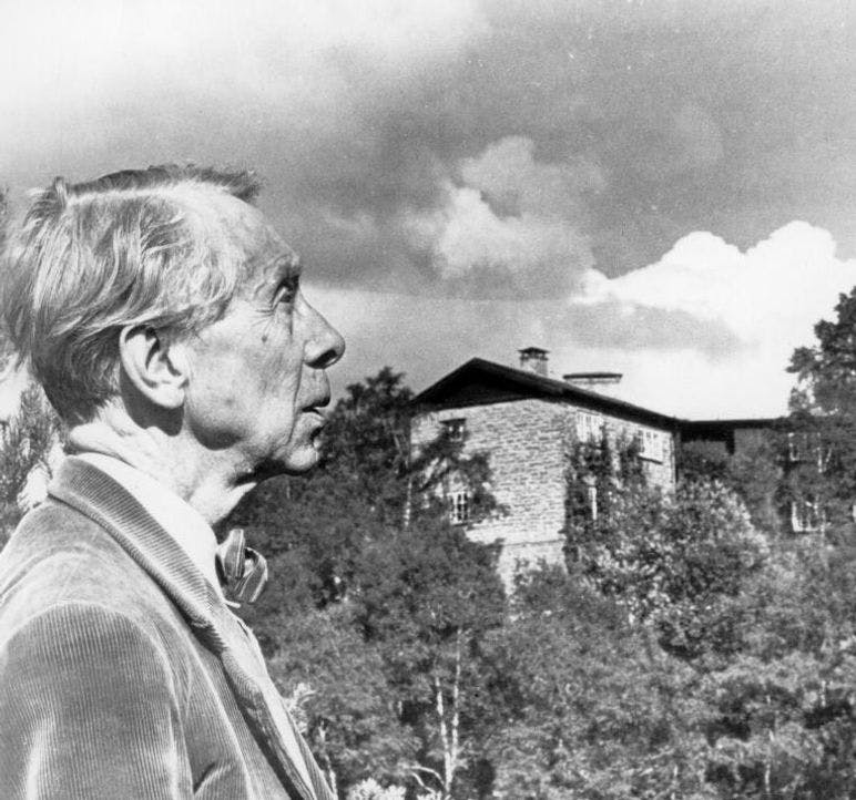 Harald Sæverud foran komponisthjemmet Siljustøl