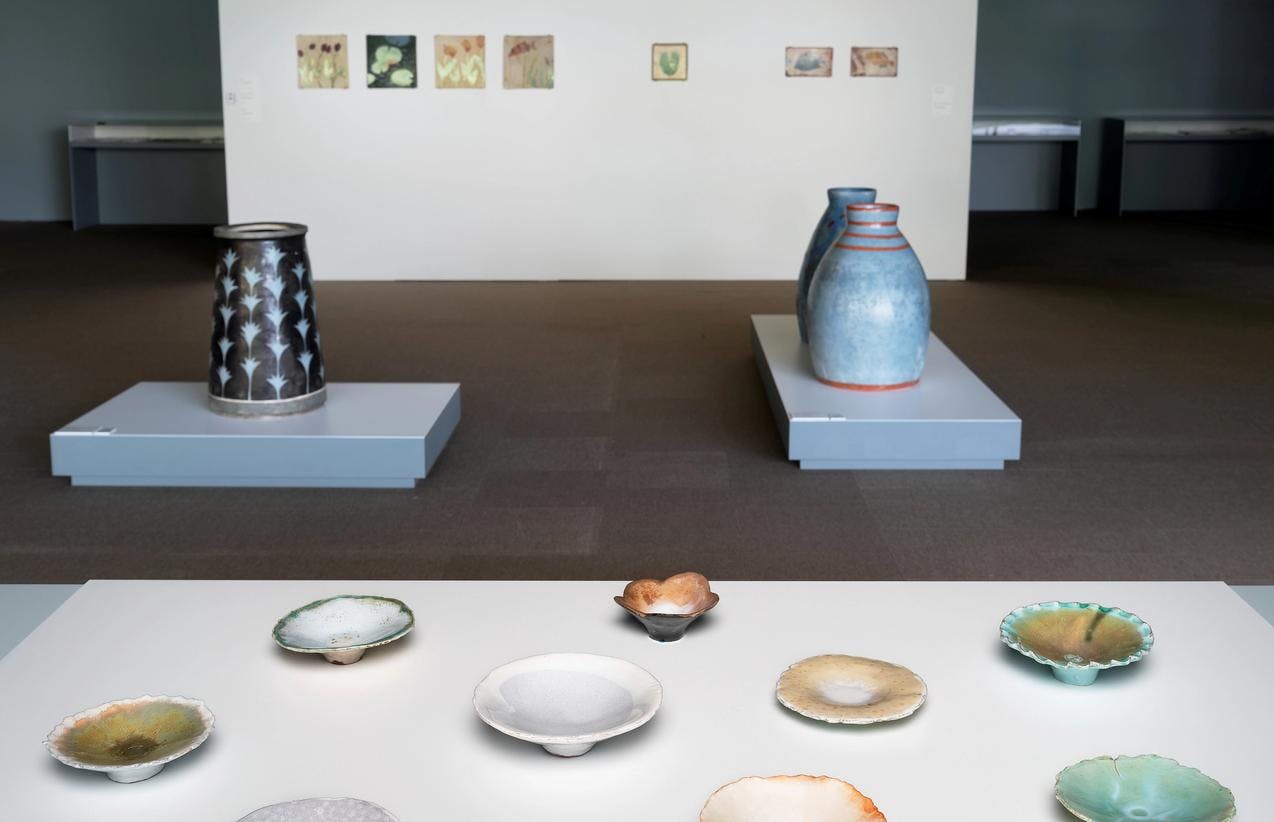 Bilder fra utstillingen Materielle påstander av Nina Malterud. Her ser vi en sal fylt med ulike keramiske objekter.