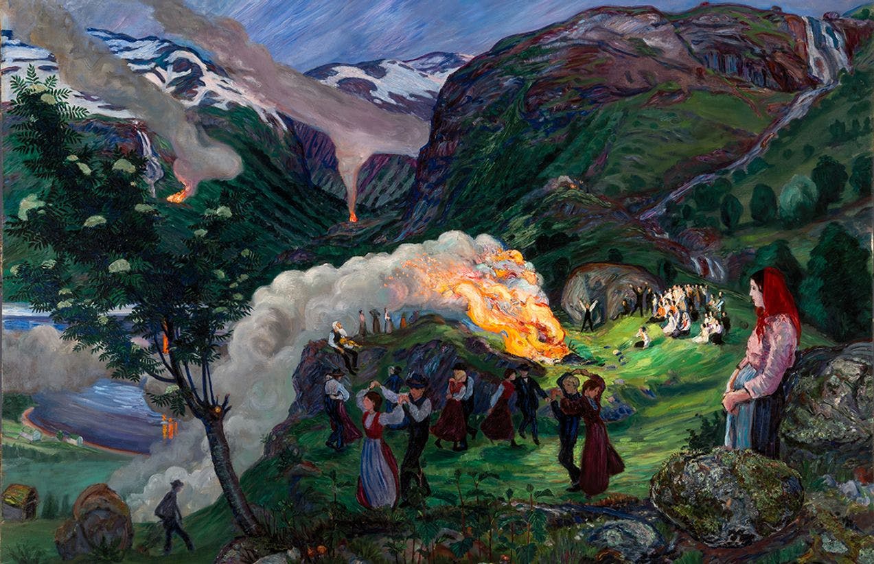 Maleri av Nikolai Astrup som viser en st.hansfeiring i et norsk fjellandskap. Vi ser høye, grønne fjell, og bål spredt utover landskapet. I forgrunnen et større bål med dansende mennesker rundt. Helt fremst står en ung kvinne i rødt skaut og observerer de dansende.