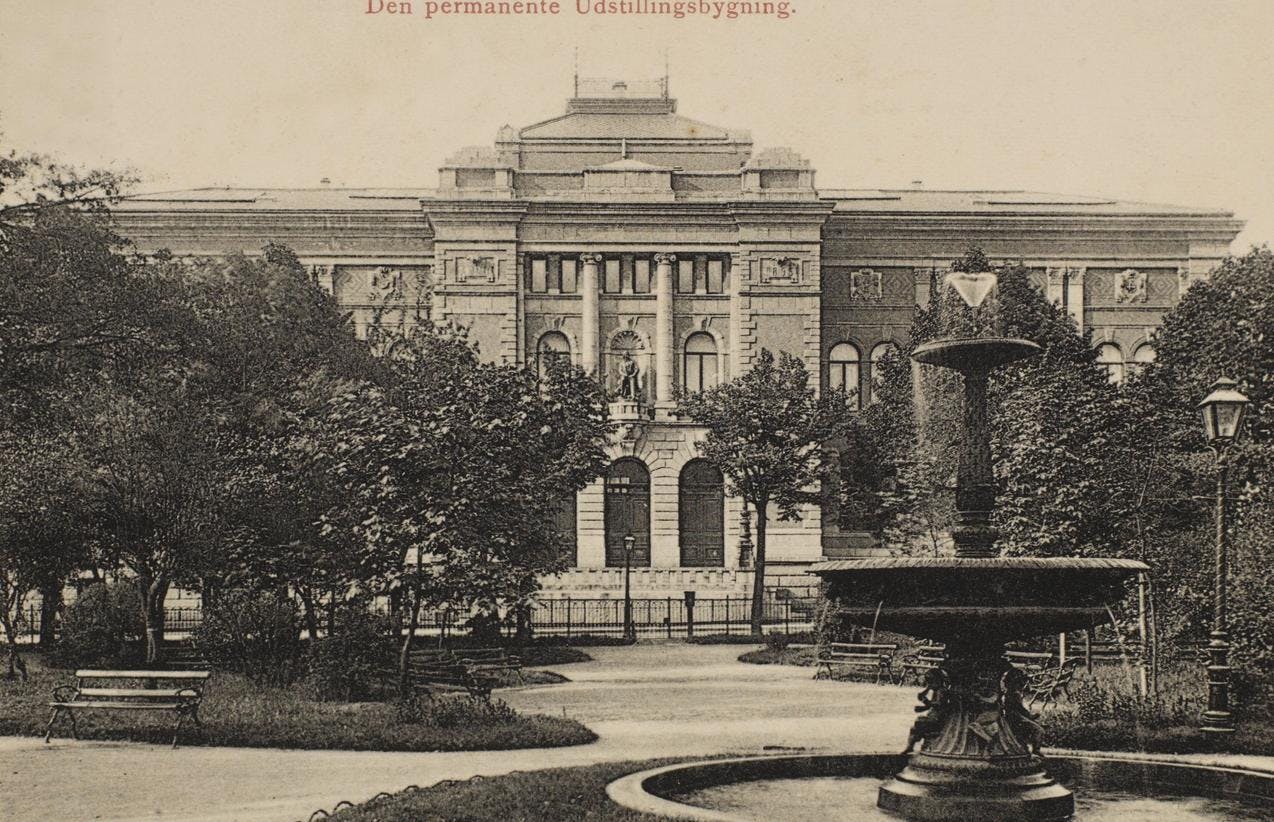 Gammelt fotografi som viser bygningen Permanenten i Bergen, en stor museumsbygning i byparken.