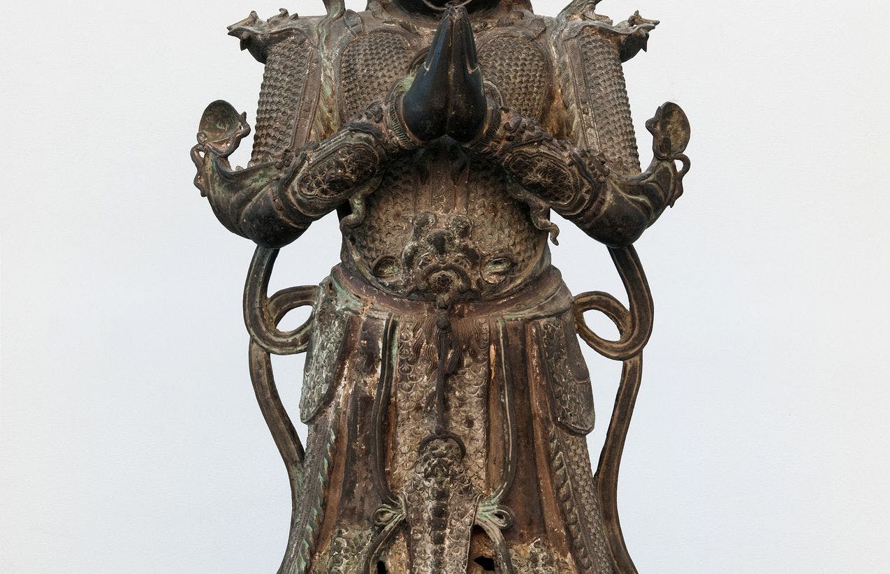 En buddhistisk skulptur i bronse
