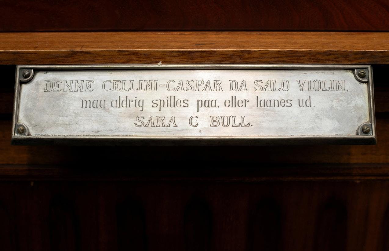 En plakett på en monter, som beskriver at dette er Ole Bulls Caspar da Salo-fiolin.