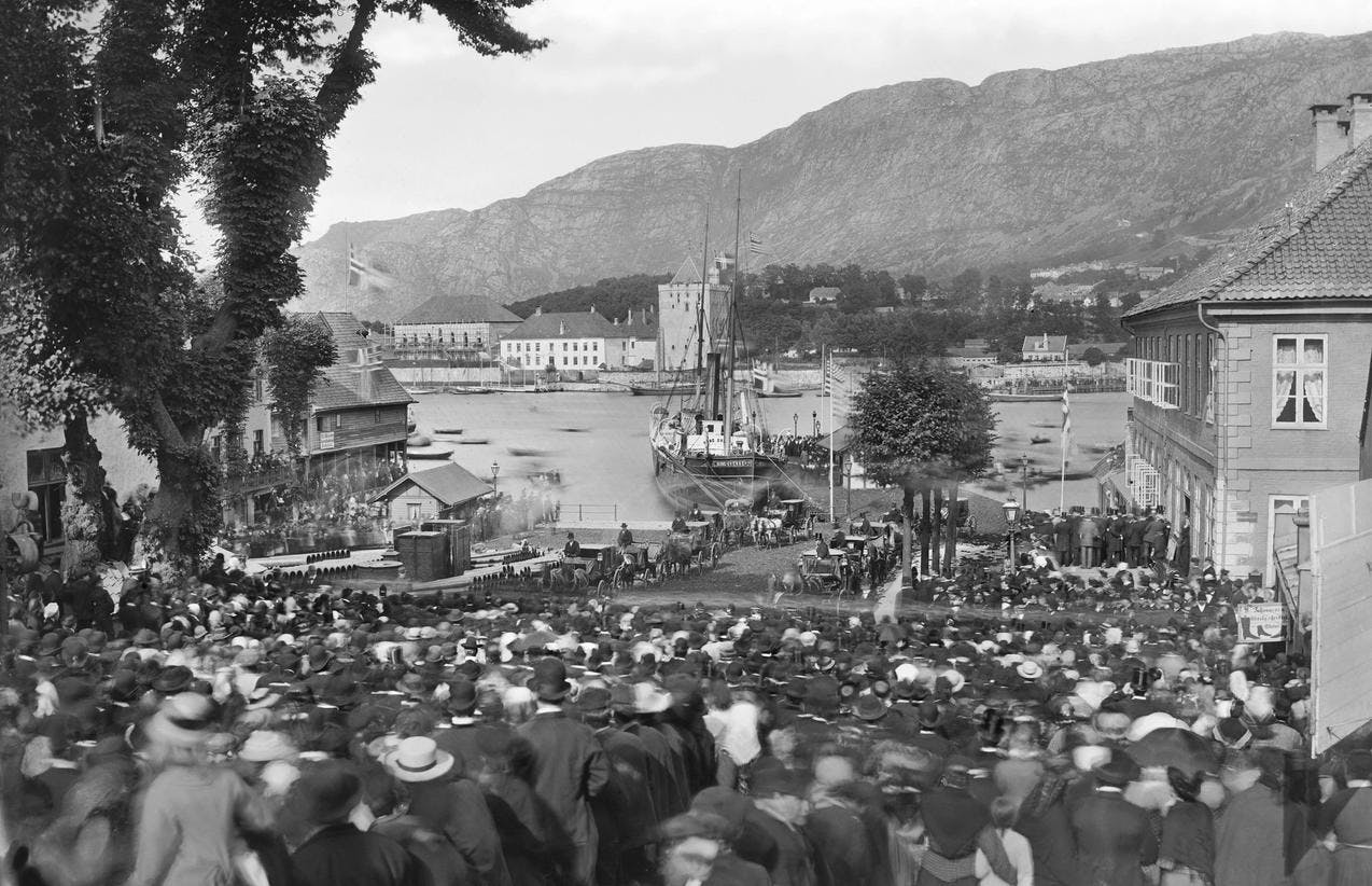 Photograph from Ole Bulls funeral in Bergen depicting the coffins arrival at the docks and thousands of people waiting for the funeral procession trough the city.