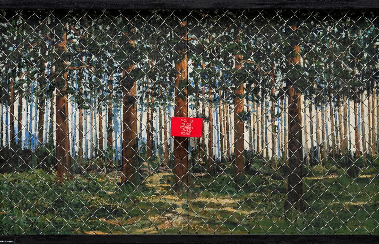 Maleri av Arvid Pettersen som viser en skog med tette trær. Utenpå bildet er det limt et gittergjelde i aluminium og et rødt lite skilt hvor det står "skog" på ulike språk, samt No. 173.