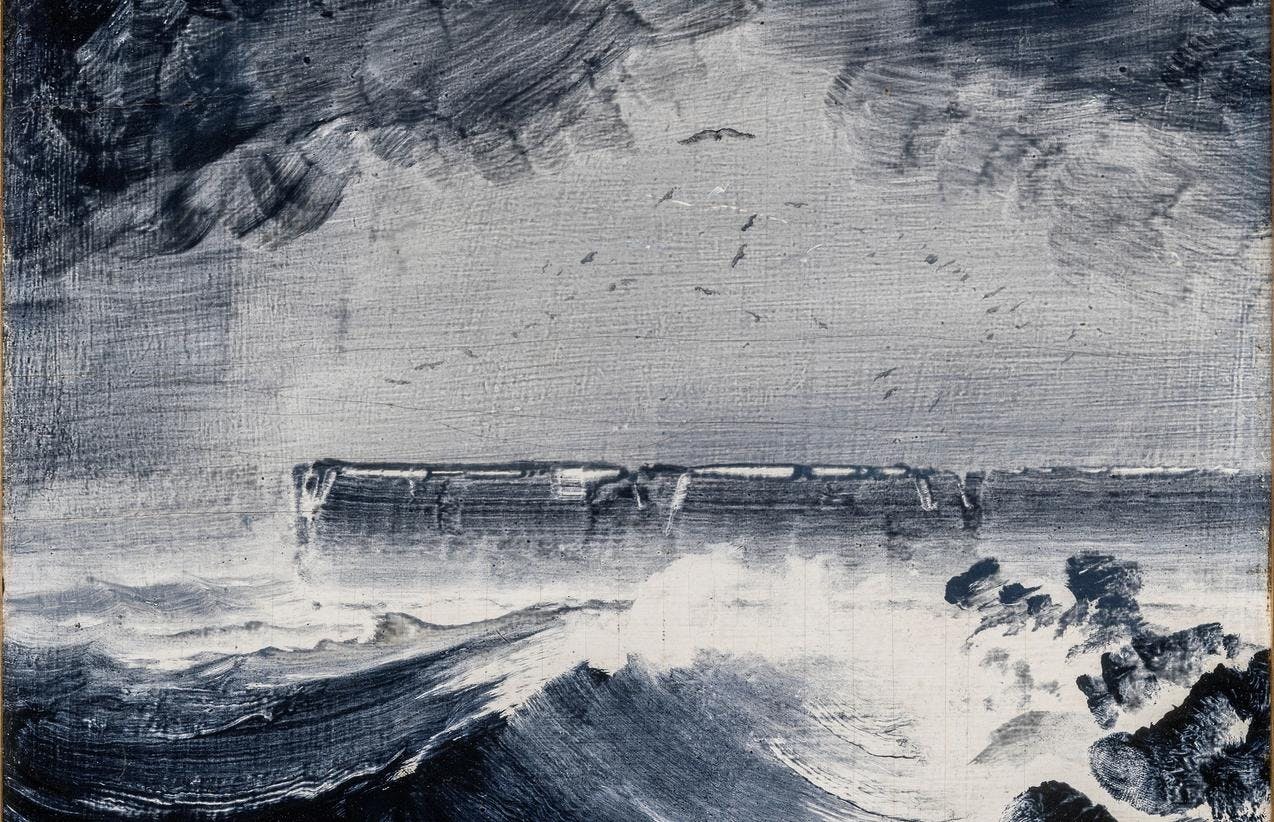 Et maleri av en opprørt sjø med klipper i blåtoner.