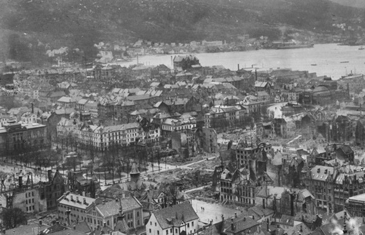 Oversiktsbilde fra Bergen rett etter bybrannen i 1916. 