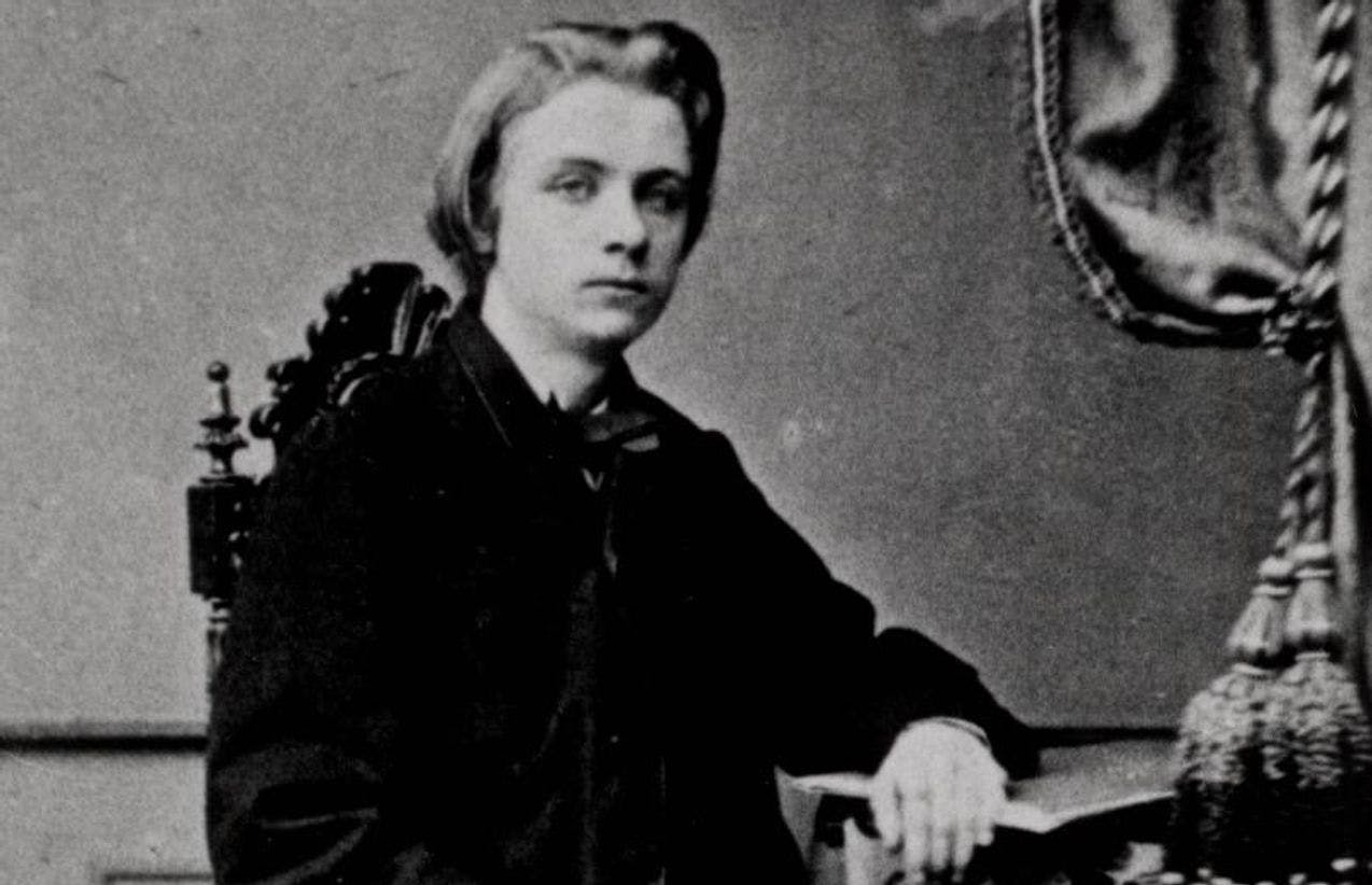 Fotografi av den unge Edvard Grieg ved skrivebordet, ca. 1858.