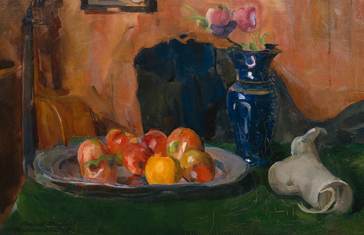 Et maleri som viser et fat med epler og en vase med blomster.