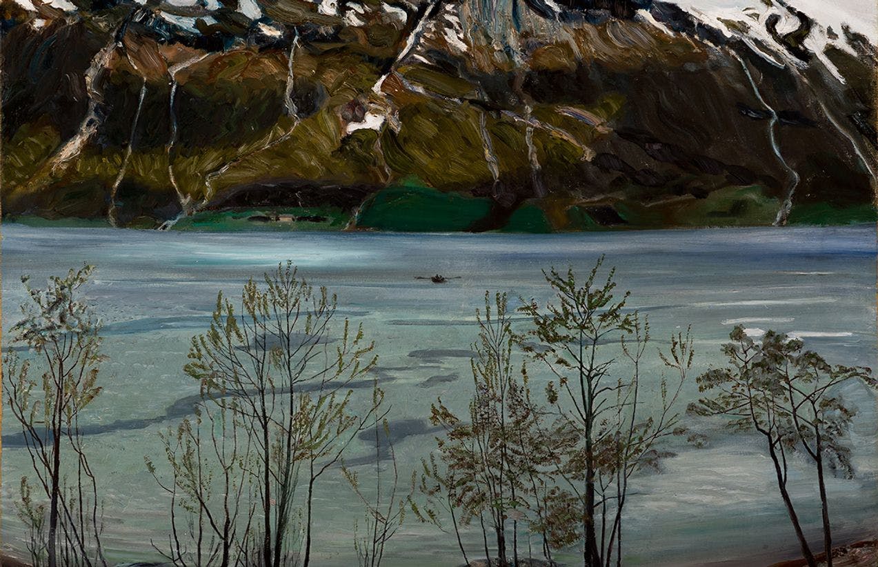 Et maleri av Nikolai Astrup som viser en halvveis islagt fjord med noen nakne trær i forgrunnen. Bakerst ligger et bredt fjell, med snø på toppen og rennende fosser. 