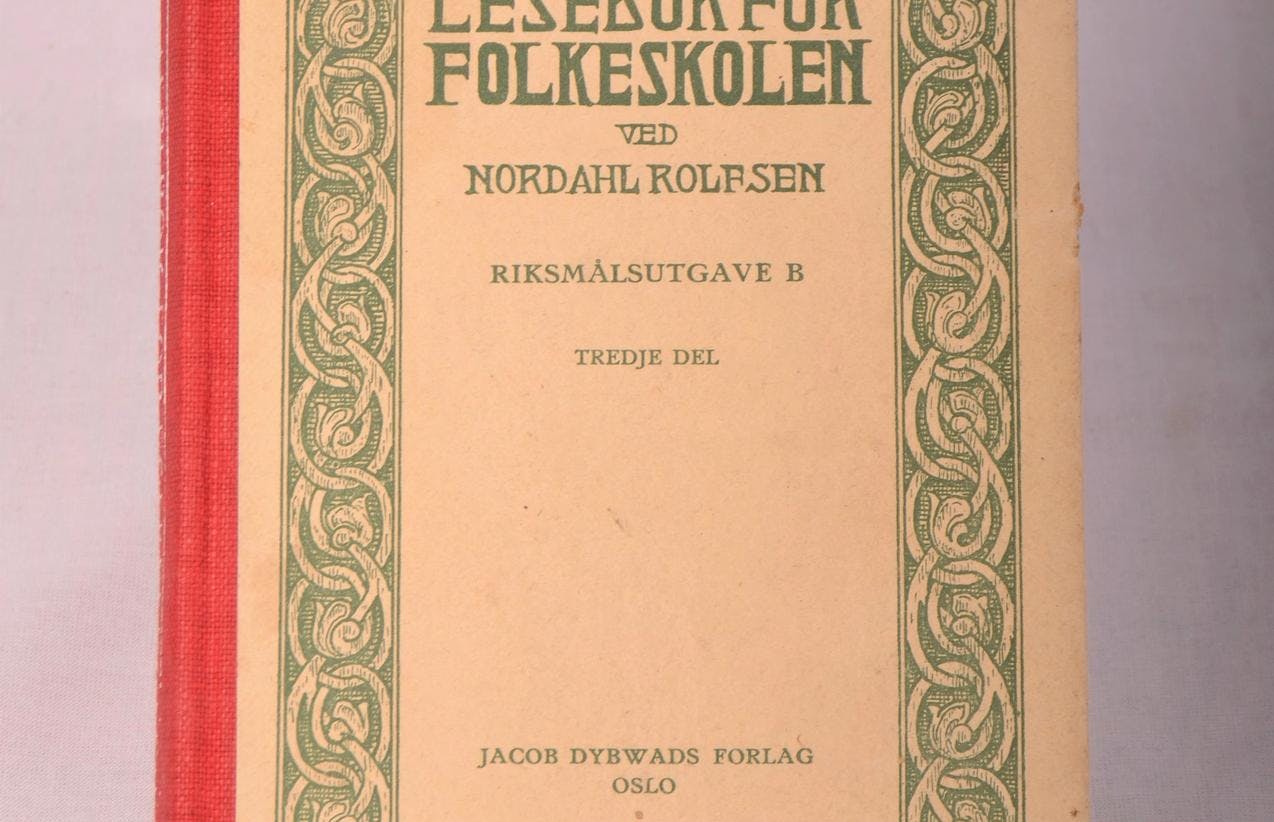 Et fotografi av en gammel lesebok av Nordahl Rolfsen.
