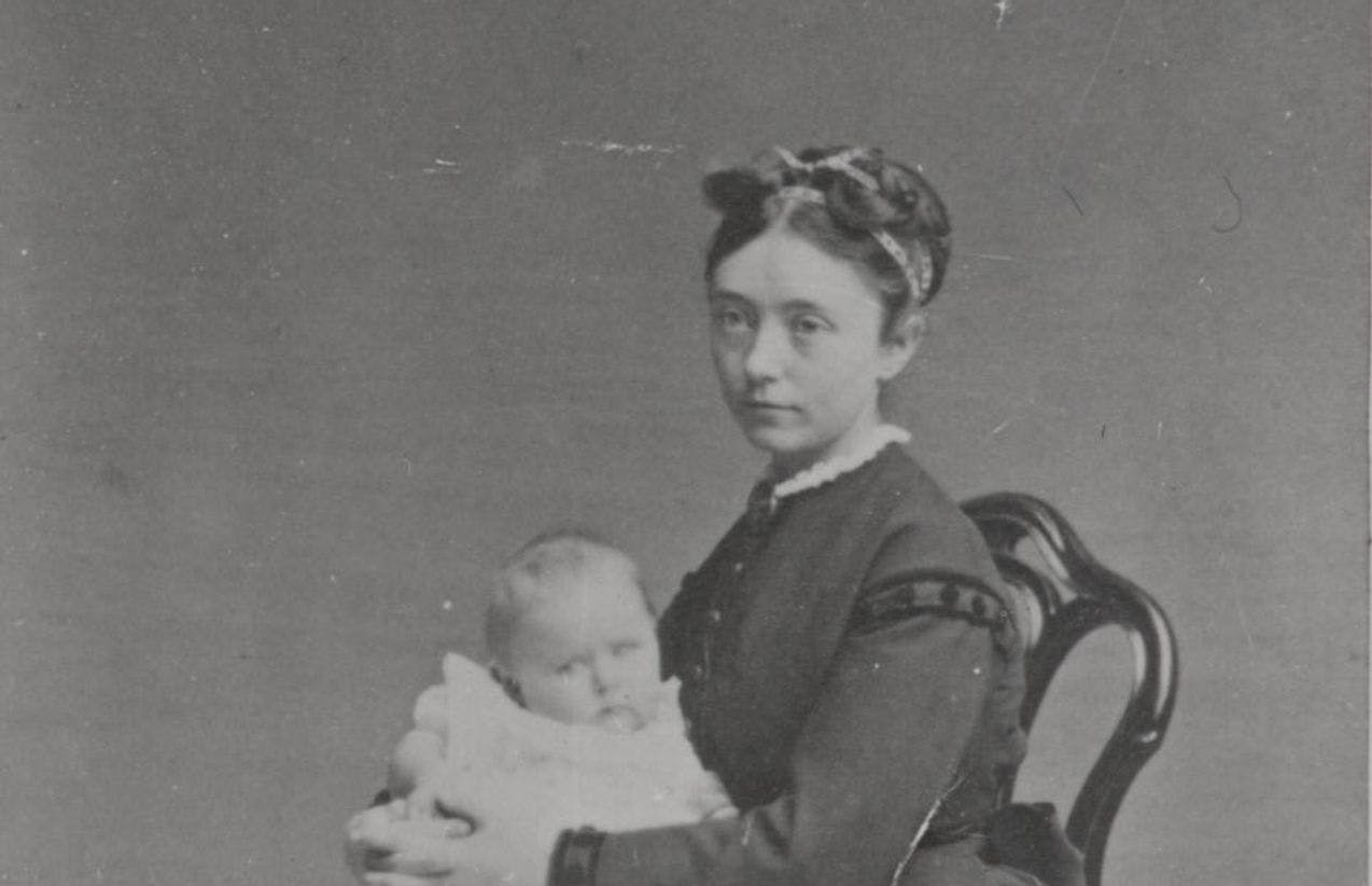 Fotografi av Nina Grieg og datteren Alexandra i 1868.