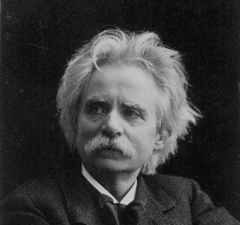 Sort-hvitt fotografi av komponisten Edvard Grieg. 
