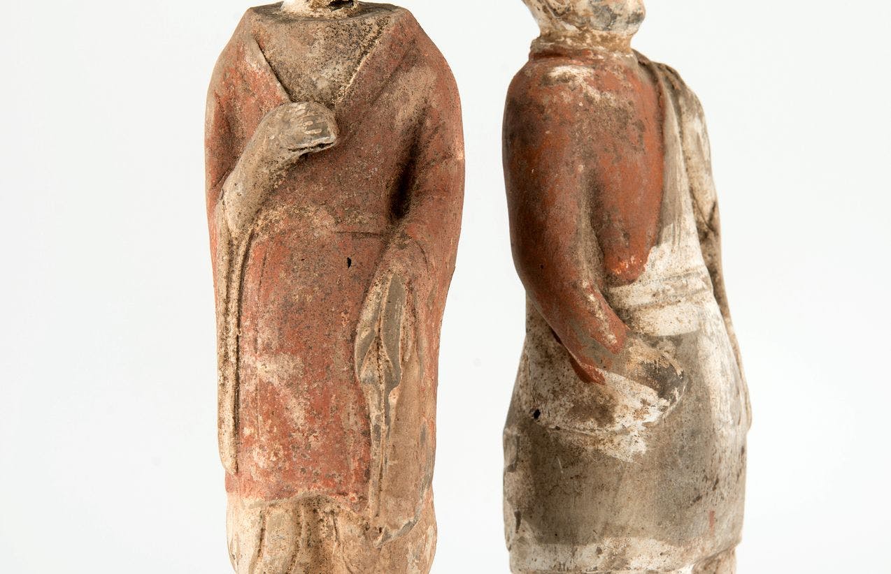 To kinesiske figurer av terrakotta, som er delvis avfargede
