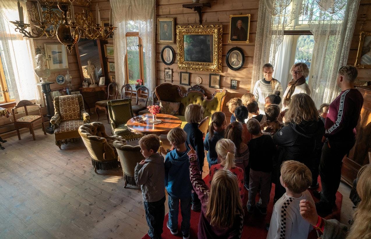 Omvisning med en gruppe barn i Edvard Griegs villa på Troldhaugen. 
