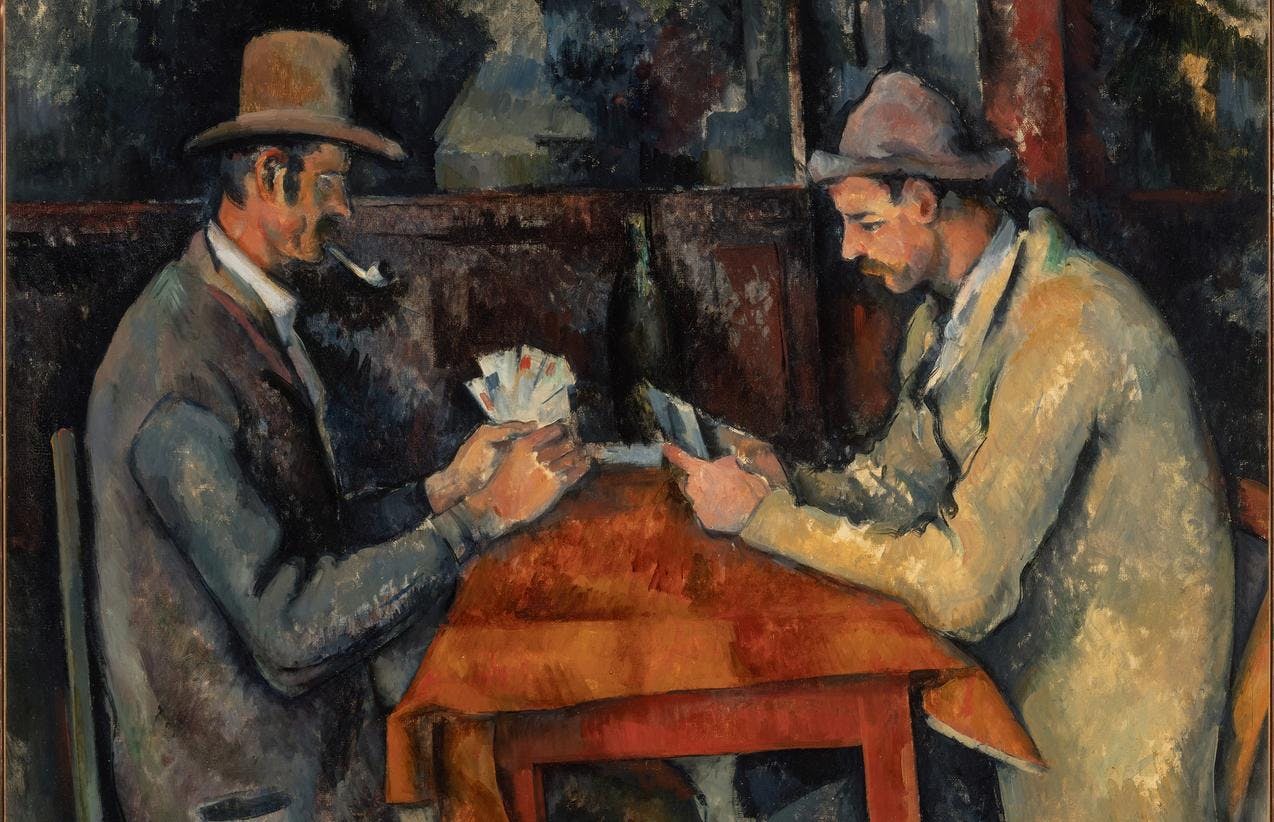 Et maleri av Cézanne som viser to menn som sitter på hver sin side av et bord og spiller kort. De har lange jakker i jordtoner og begge har hatt. Den ene mannen røyker pipe. Synlige penselstrøk og toner av rust, rødt og brunt. 