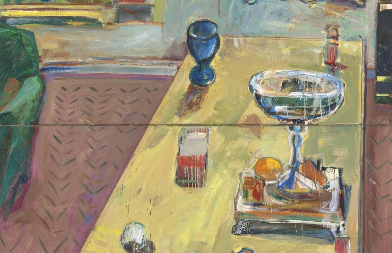 Maleri av Arvid Pettersen i grove penselstrøk som viser et bord i en stue. På bordet står det noen glass og en fruktskål med stett. Et fotografi av noen menn er limt på bildet i en malt ramme i bakgrunnen.