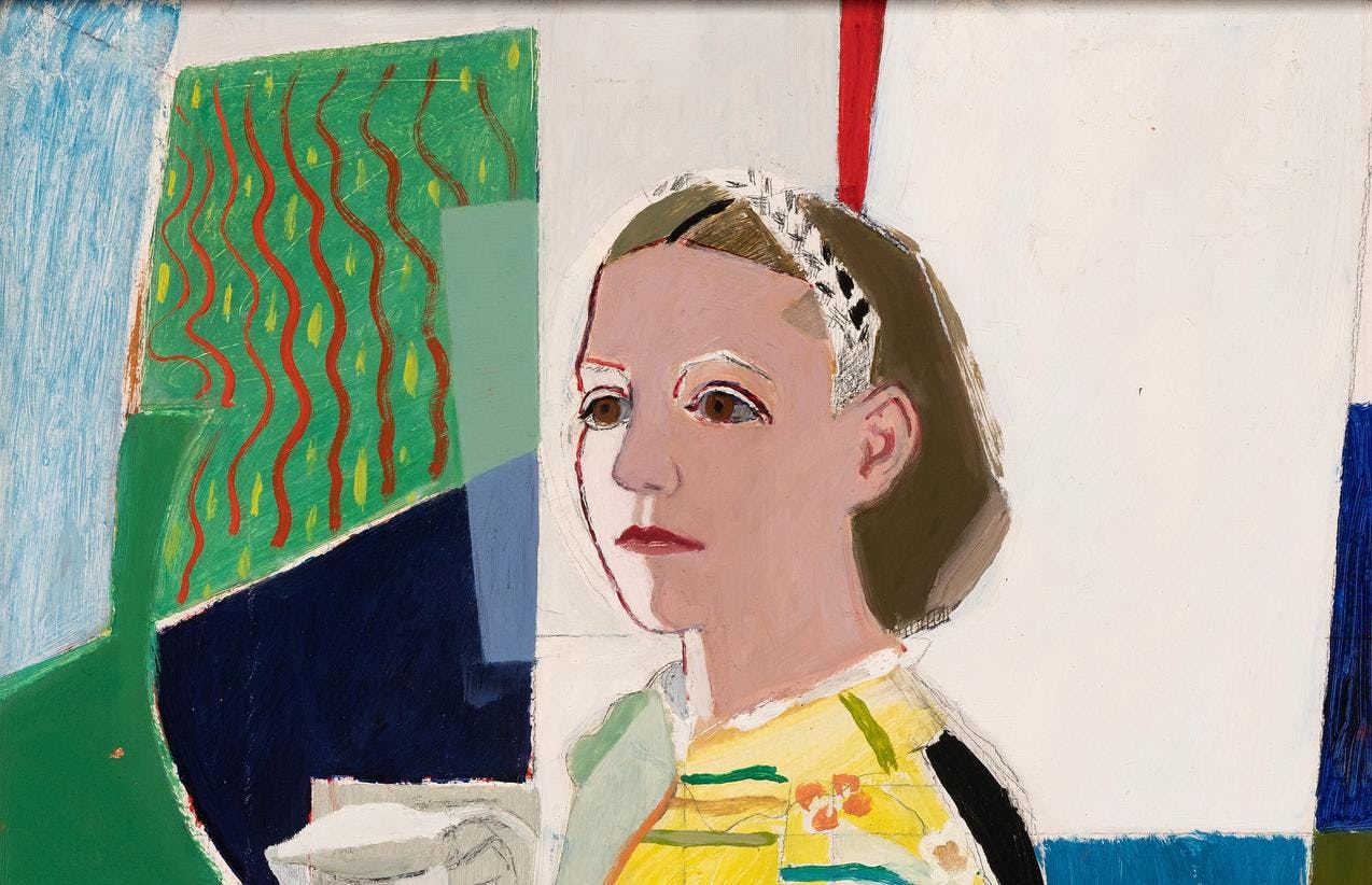 Et maleri av en jente med kort bobfrisyre og pyntebånd i håret og en kjole i firkantede fargefelt. Hun står ved et bord med en vannmugge og det er ulike fargefelt på eksperimentelt vis i bakgrunnen.