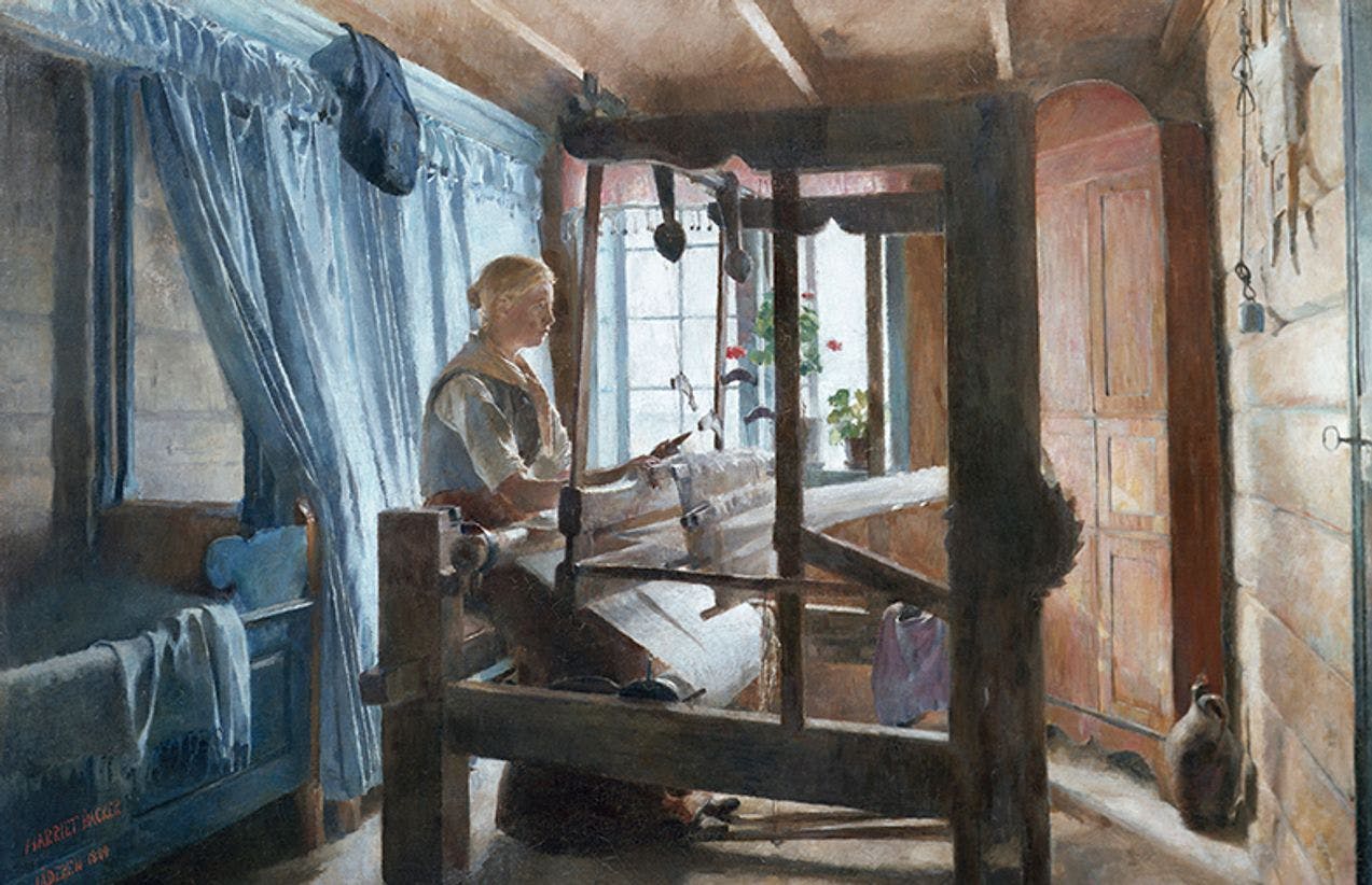 Et maleri som viser en kvinne som sitter og vever inne i et soverom, enkelt innredet med detaljer i treverk.