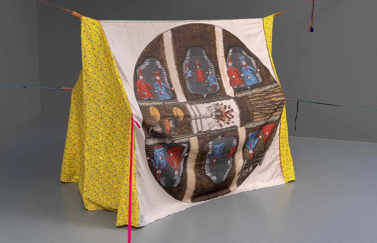 En installasjon av et telt, i ulike materialer, med motiver av samiske folk
