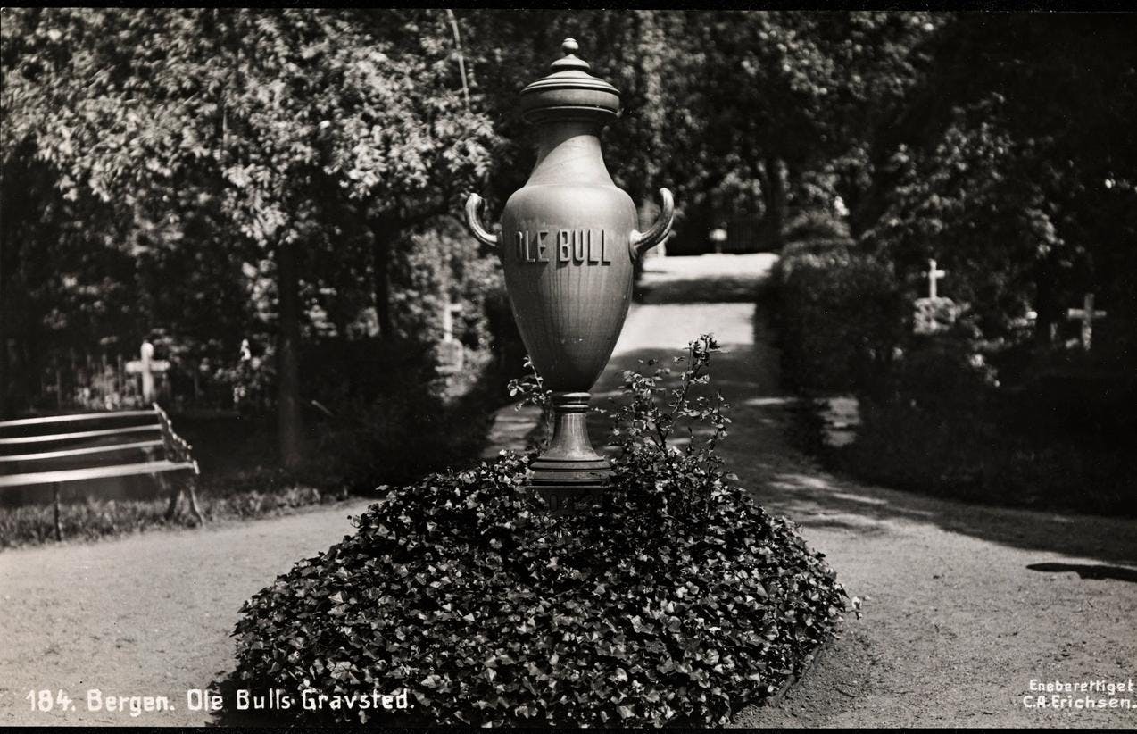 Ole Bull's funerary urn at the Assistentkirkegaarden graveyard in Bergen.