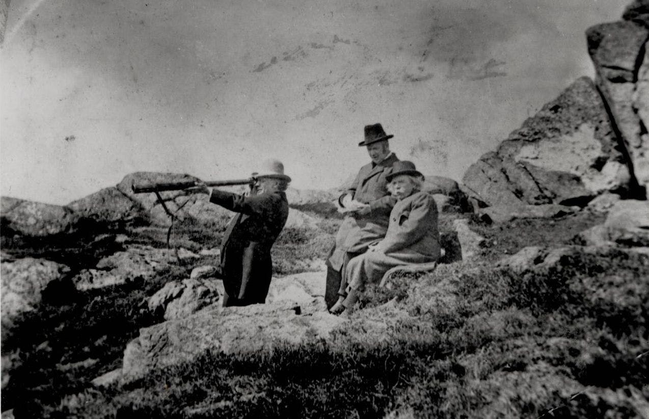 Fotografi av Edvard Grieg med venner på Løvstakken. 