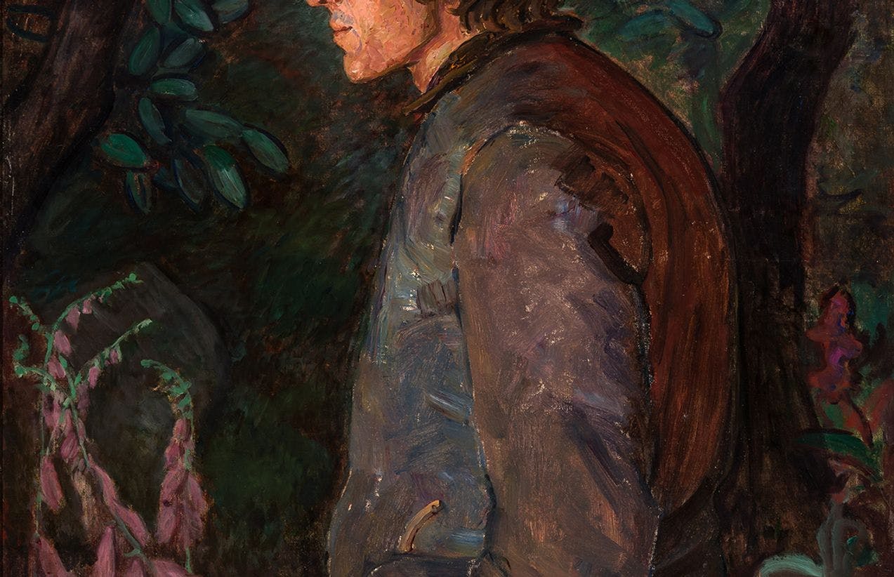 Et portrettmaleri av Nikolai Astrup sett i profil, malt av Moritz Kaland. Viser Astrup i briller, hatt og en brun jakke. Han står i en mørk hage med revebjeller synlig i bildet.