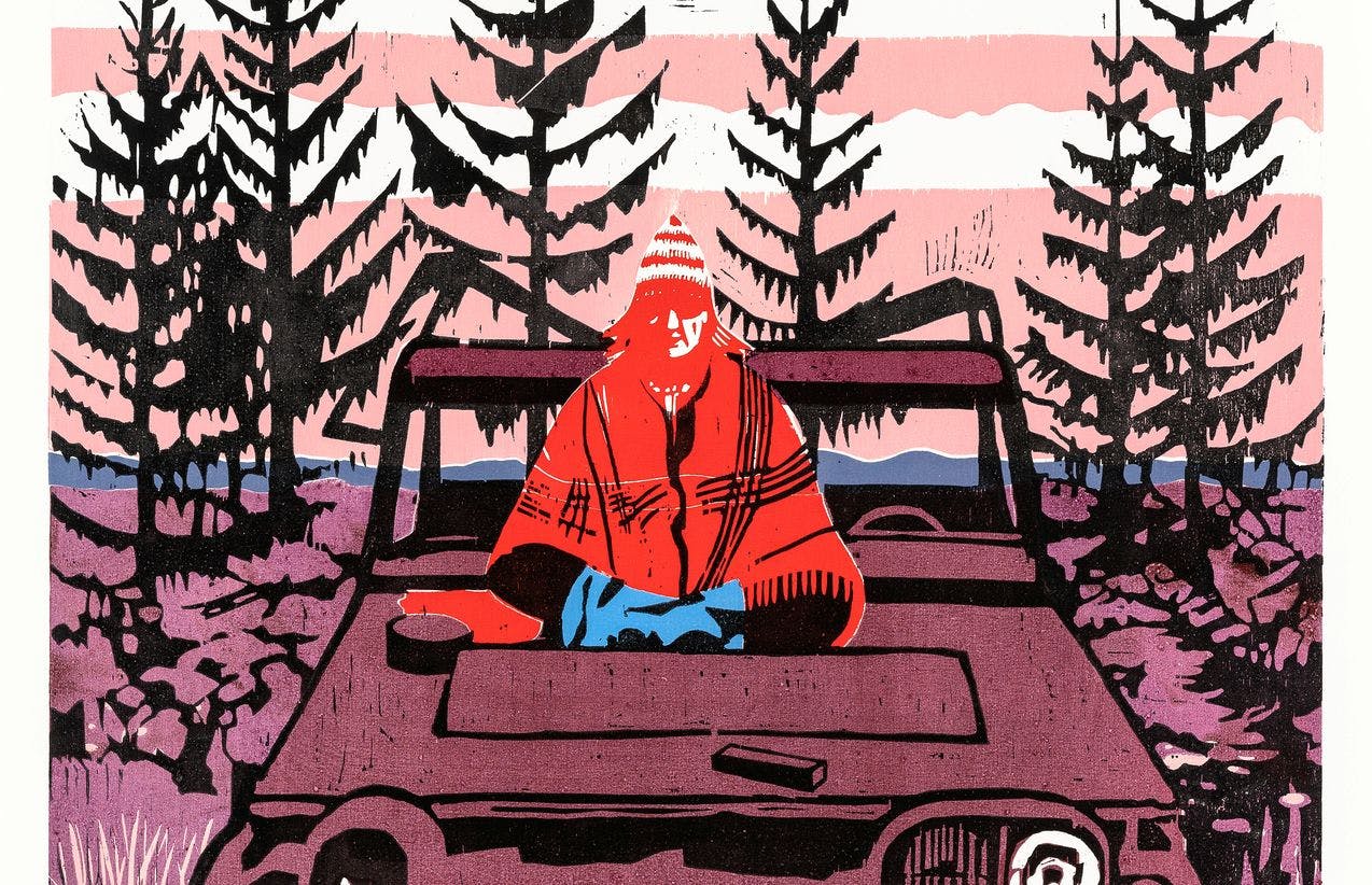 Grafisk bilde av Annette Kierulf av en kvinne som sitter i skogen, med bena i kors, oppå en Jeep. Kvinnen har strikkelue og rødt teppe over skuldrene. Bak henne står høye grantrær. 