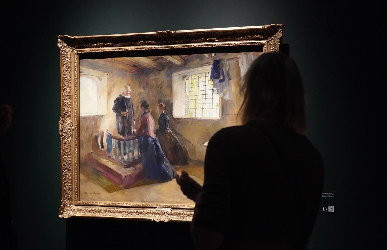 En person foran et maleri av Harriet Backer