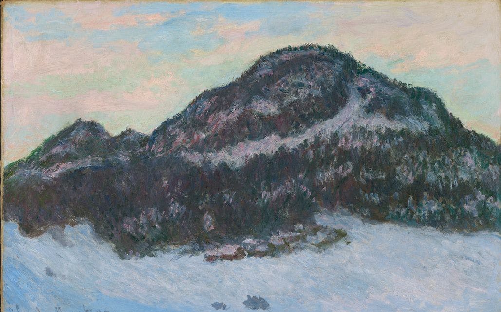 Painting by Claude Monet depicting a large mountain at dawn. Black trees, dots of snow and a light pink sky. A few houses can be seen at the foot of the mountain.