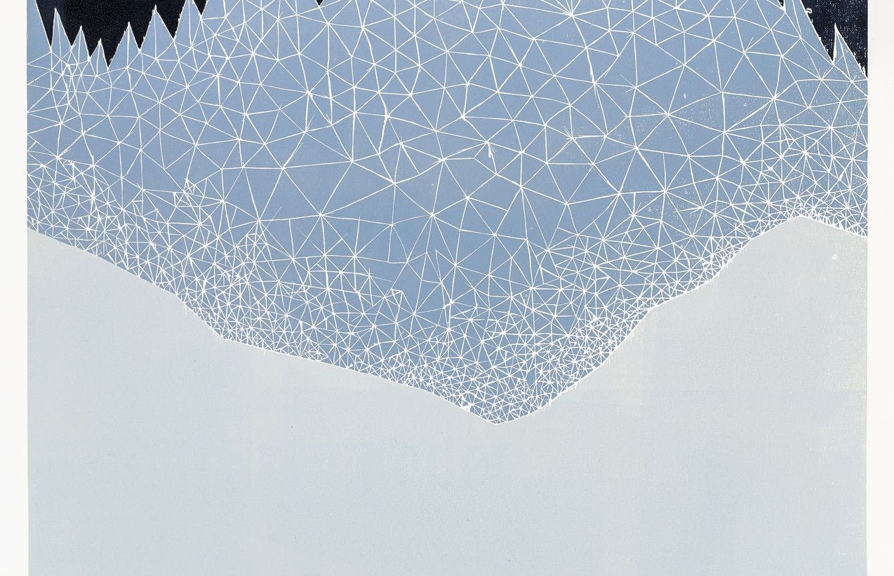 Grafisk bilde av Caroline Kierulf som viser et slags taggete isfjell i lys blå farger foran en sort himmel. Tekst nederst: Finansmarkedene frøs til is.