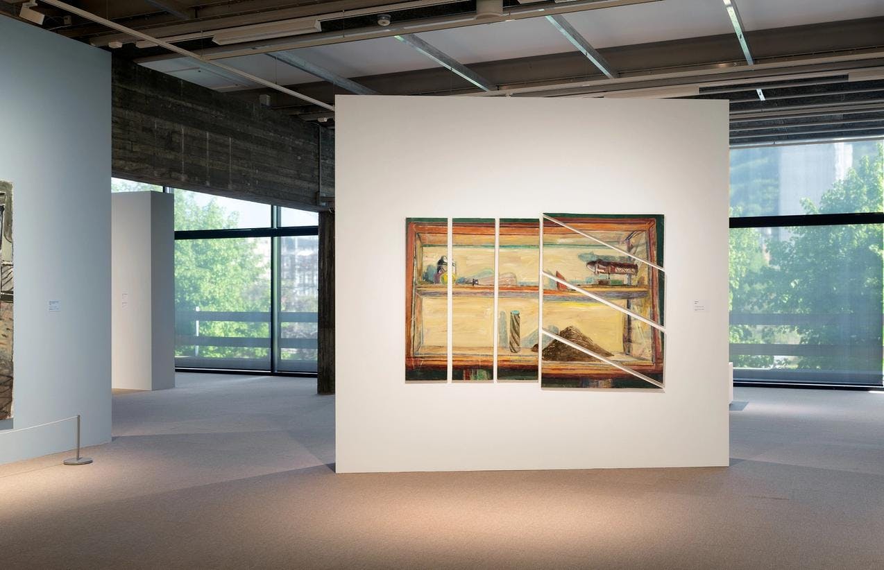 Fotografi fra Arvid Pettersen-utstillingen som viser store malerier på vegg inne i Stenersen-museet. 