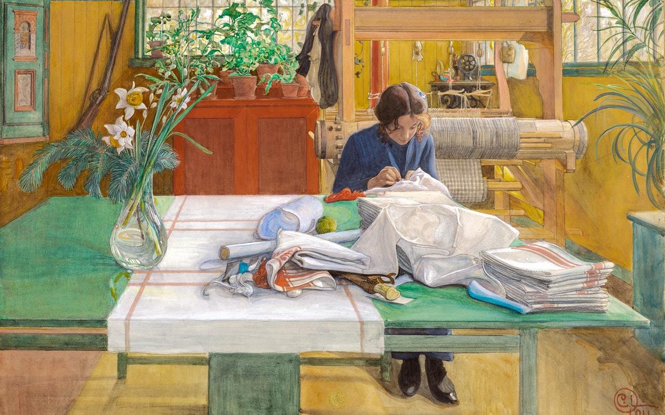 Maleri fra utstillingen Brikker malt av Carl Larsson. Vi ser en kvinne som sitter med et bord og syr i et hyggelig innredet rom med planter og tremøbler i klare farger.  
