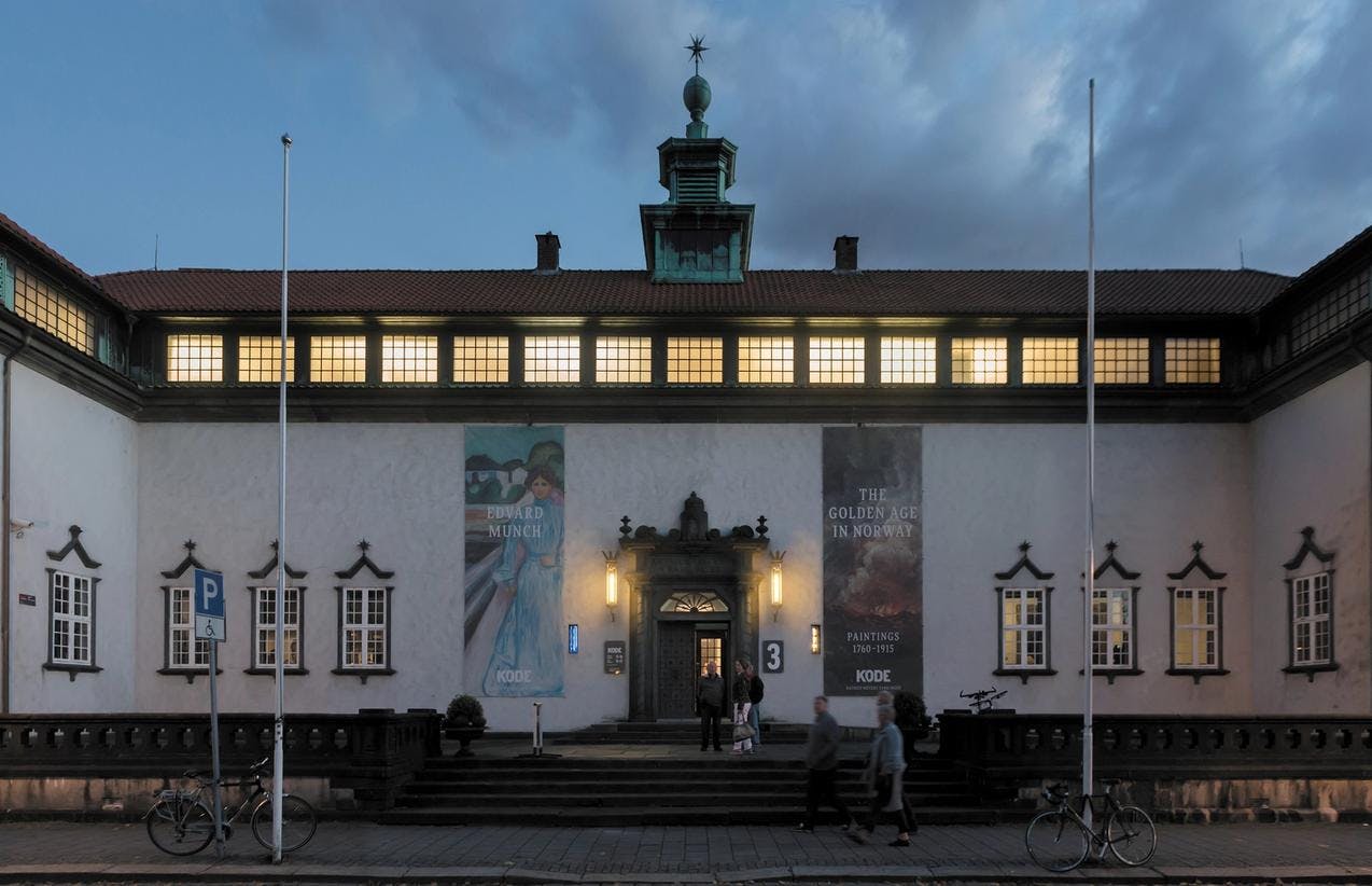 Museumsbygningen Rasmus Meyer i kveldslys