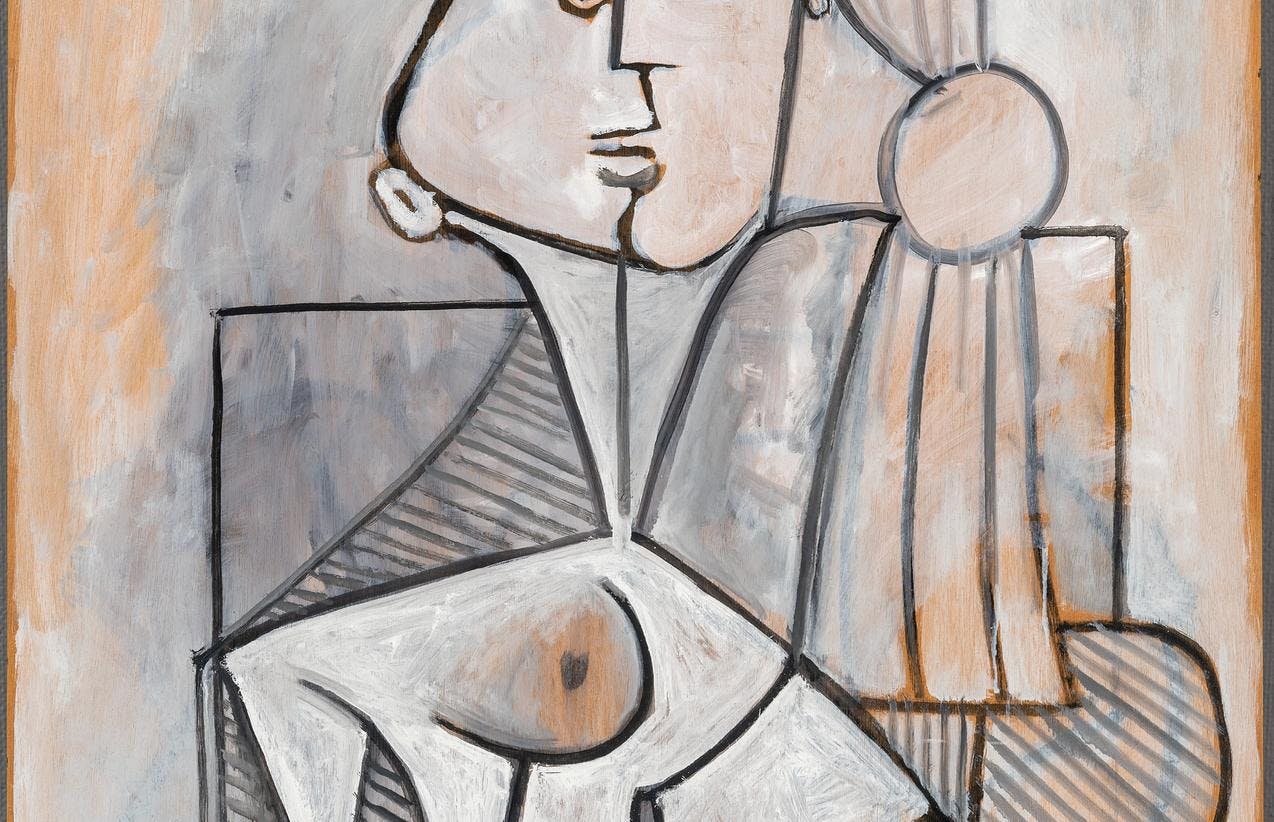 Et maleri av Pablo Picasso, som viser en delvis abstrakt framstilling av en sittende kvinne, i grå, hvite og sorte toner, mot oransje bakgrunn