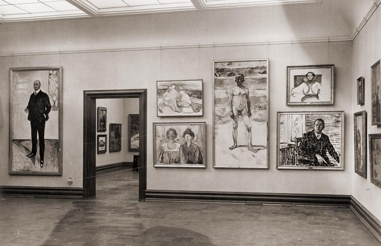 Eldre fotografi som viser Munch-malerier i museet Rasmus Meyer