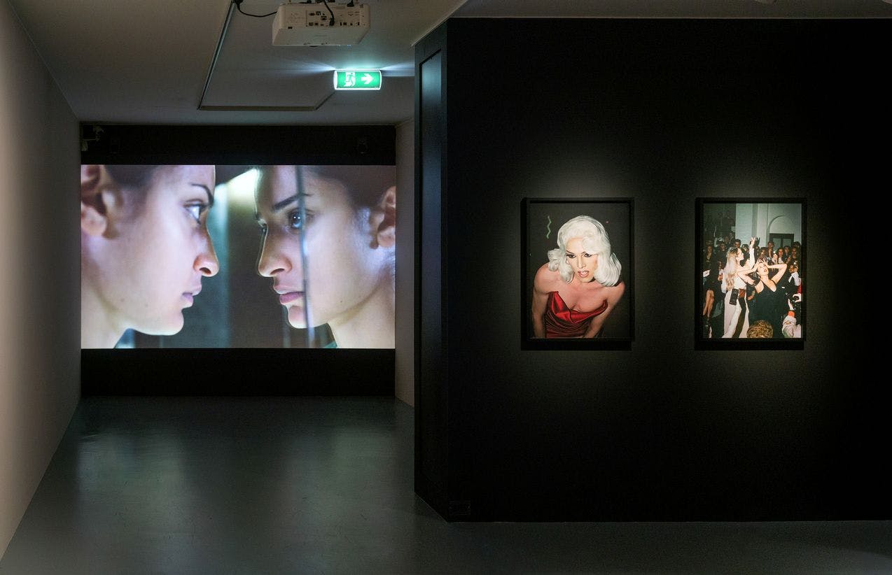 Foto fra utstillingen Det skeive blikket, som viser fotografier på vegg og videoprojeksjon