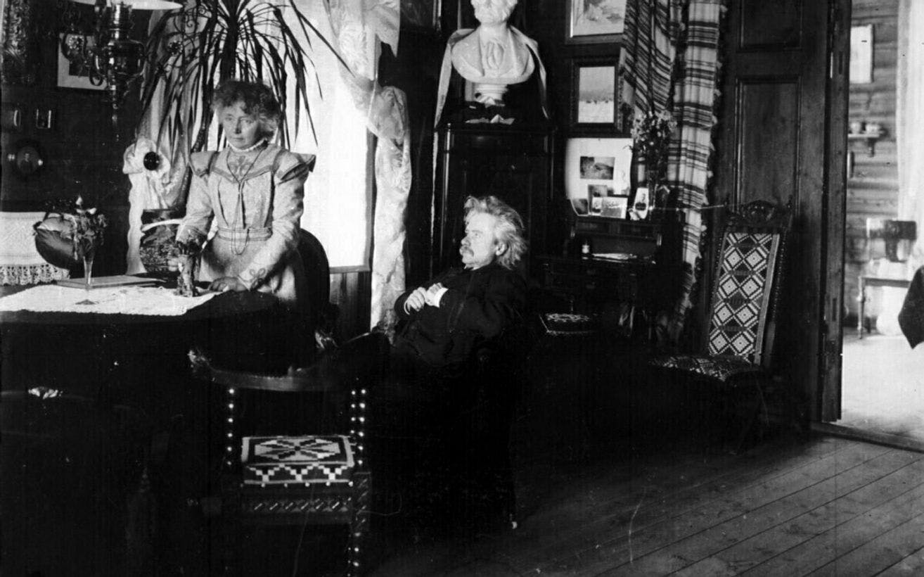Et gammelt foto av Edvard og Nina Grieg på Troldhaugen.