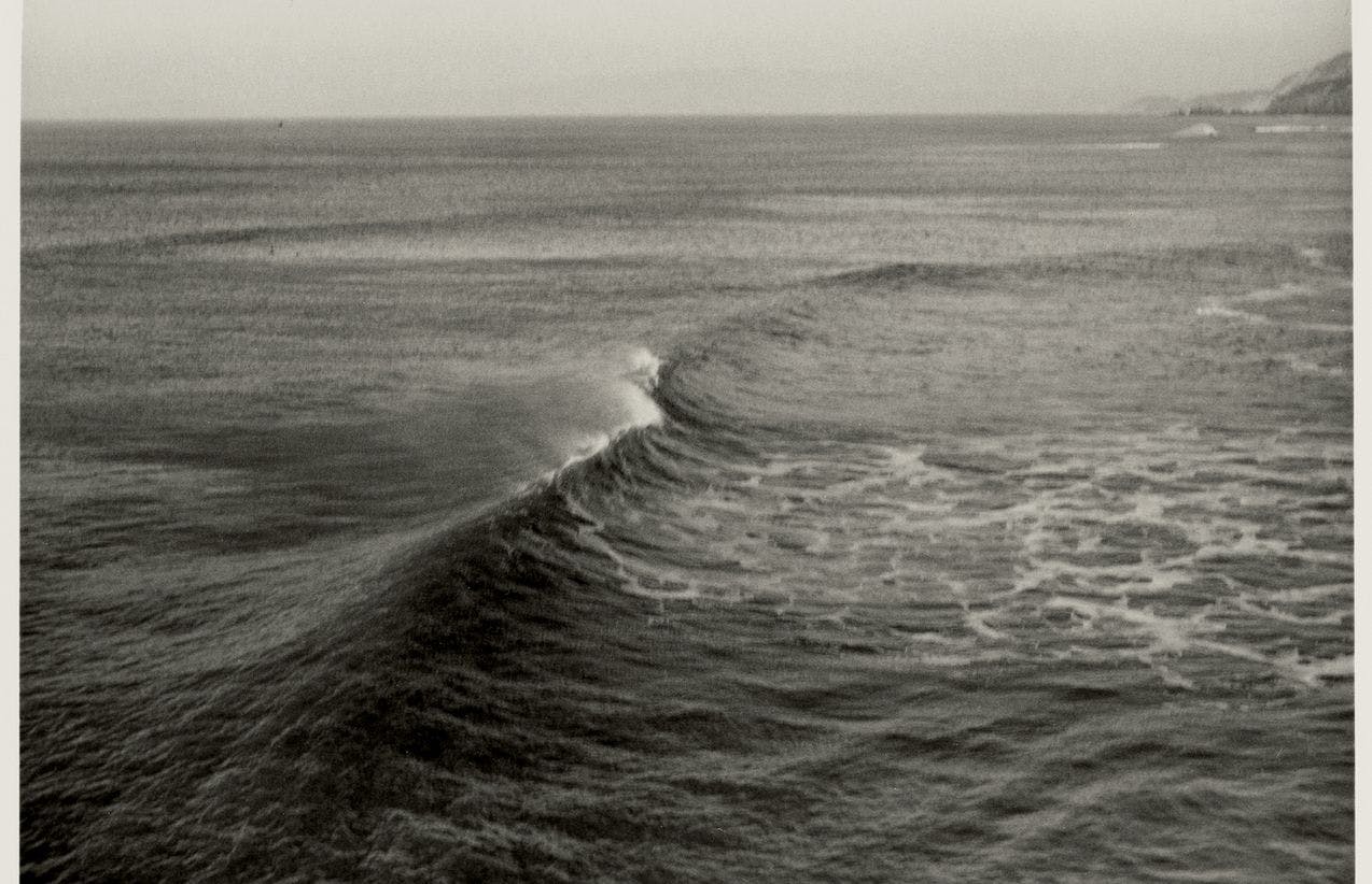 Et kunstfoto av et hav med en bølge