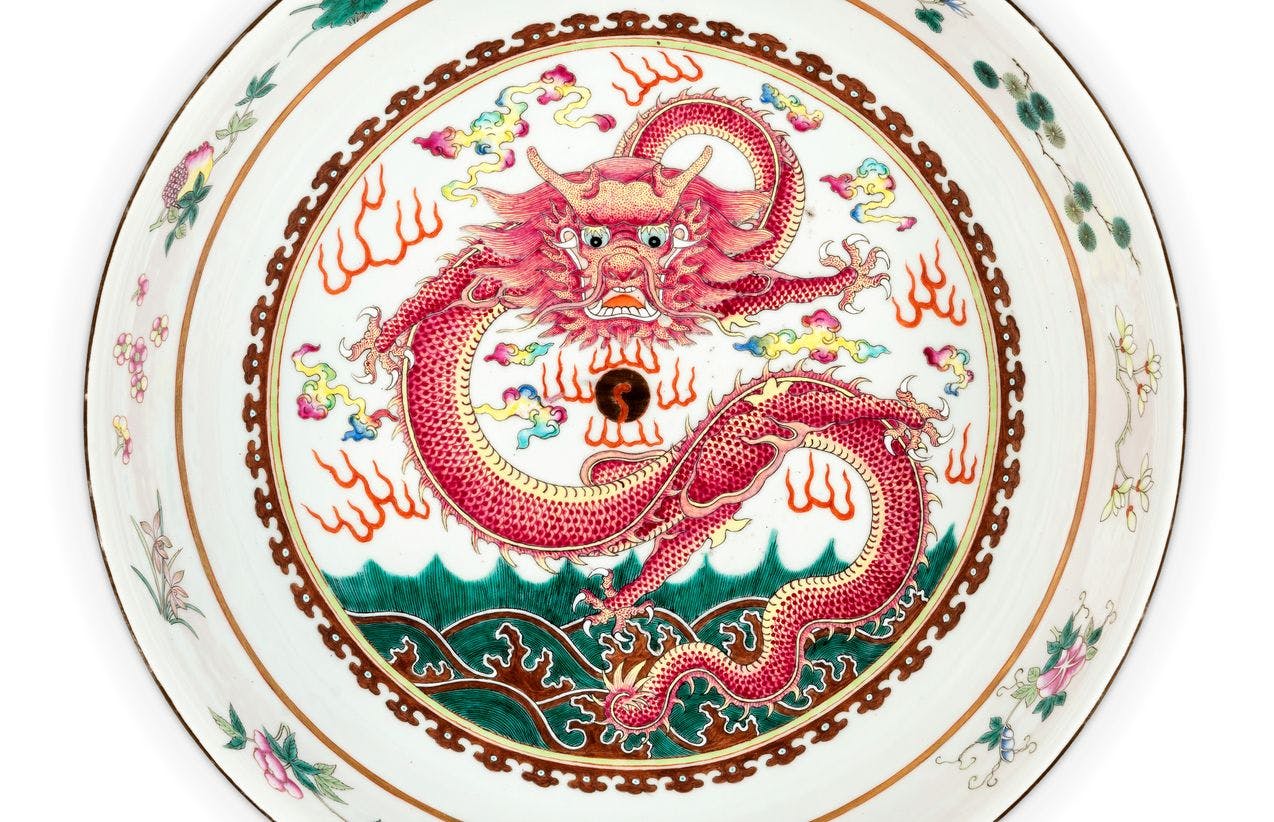 En skål av porselen sett ovenfra, med et fargerikt motiv av en drage