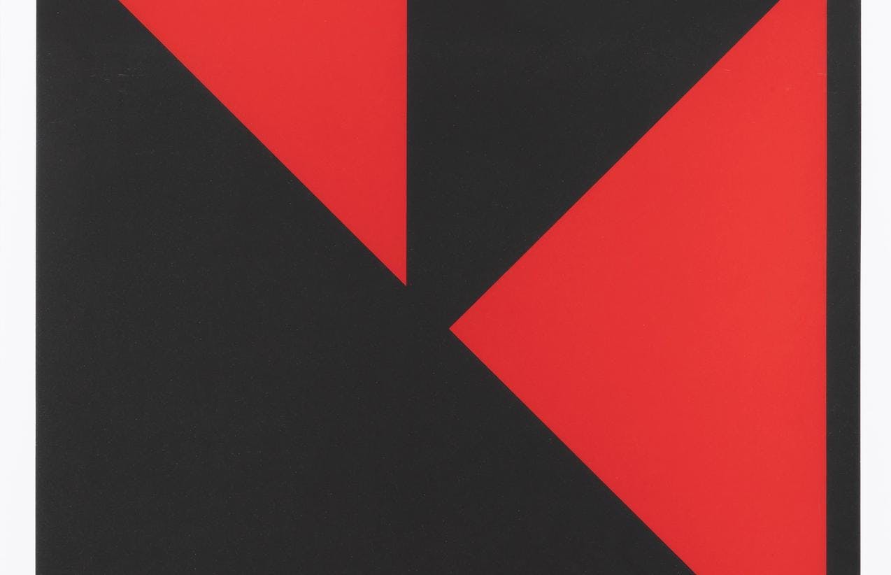 Et abstrakt bilde med sort bakgrunn og to røde trekanter i høyre hjørne
