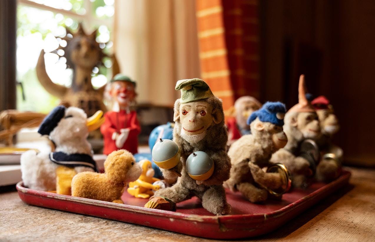 En samling med leker i stuen på Siljustøl