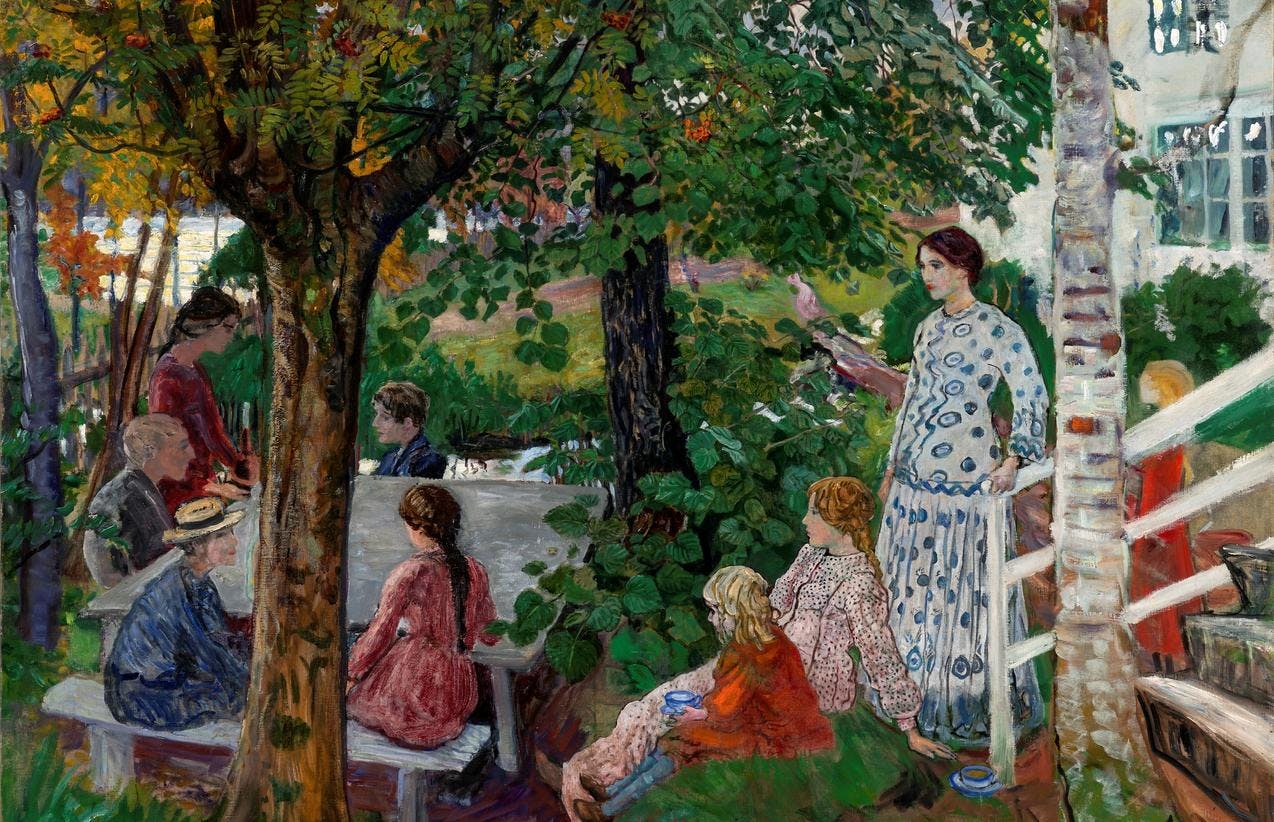 Et maleri av Nikolai Astrup, som framstiller en familie samlet rundt et hagebord, omgitt av grønne trær.