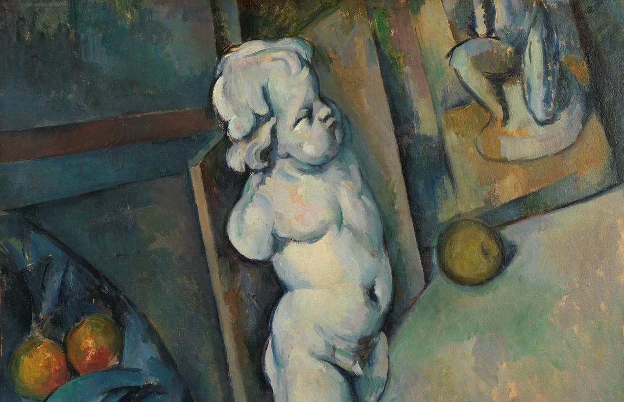 Et maleri av Cézanne som viser en liten hvit statue av en naken kerub som står på et bord med løk og epler rundt. Perspektivet er bratt slik at bordflaten fortsetter oppover i bildet i stedenfor bakover.