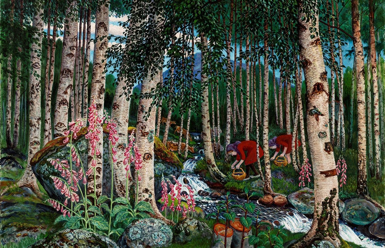 Maleri av Nikolai Astrup som er svært detaljert og viser to jenter i røde kjoler og skaut som plukker noe i korger i en skog. De står ved en liten elv og er omsluttet av bjørketrær som har grønne blader. I front ses en gruppe revebjeller.  