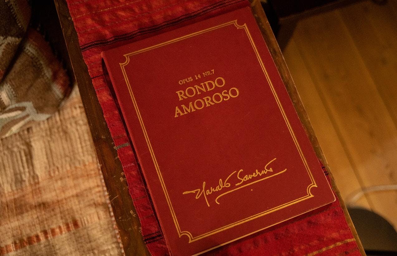 Et rødt omslag på et manuskript, med tittelen Rondo Amoroso.