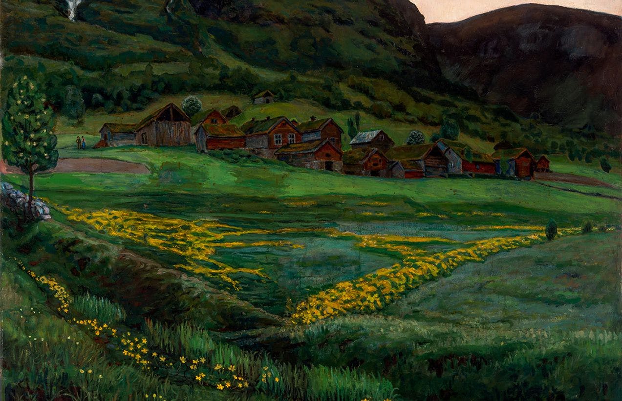 Et maleri av Nikolai Astrup som viser en sommernatt. Vi ser en stor grønn hei med gule små blomster og i bakgrunnen ser vi et klyngetun og høye fjell.