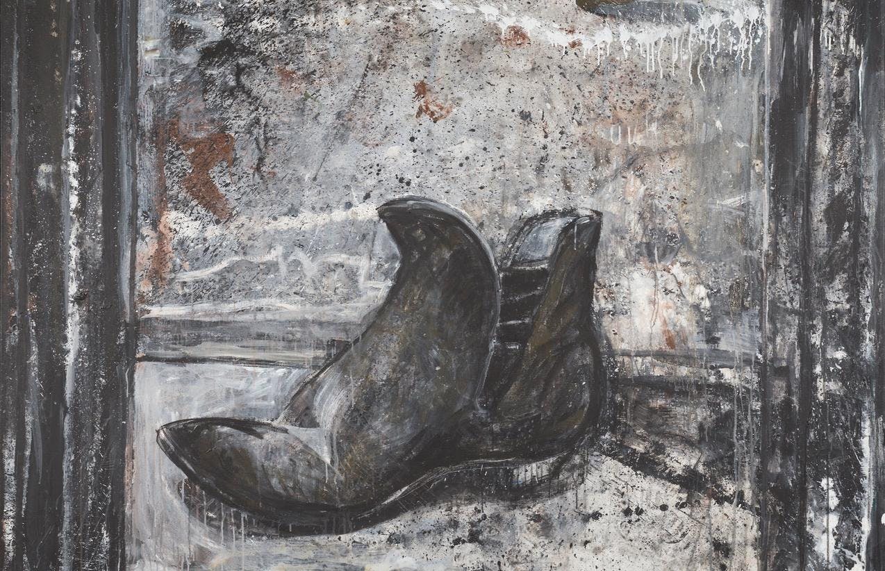 Maleri av Arvid Pettersen i grove penselstrøk i gråtoner som viser en støvlett på et bord.